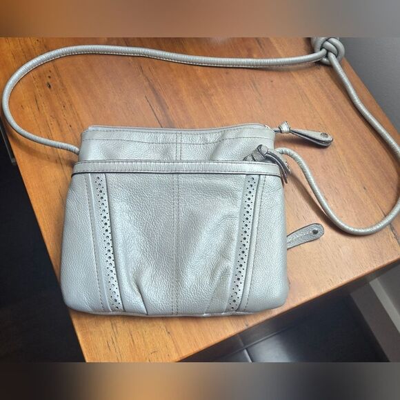 Tignanello Silver Pebbled Italian Leather Crossbody Bag In Excellent Condition. - Picture 8 of 15